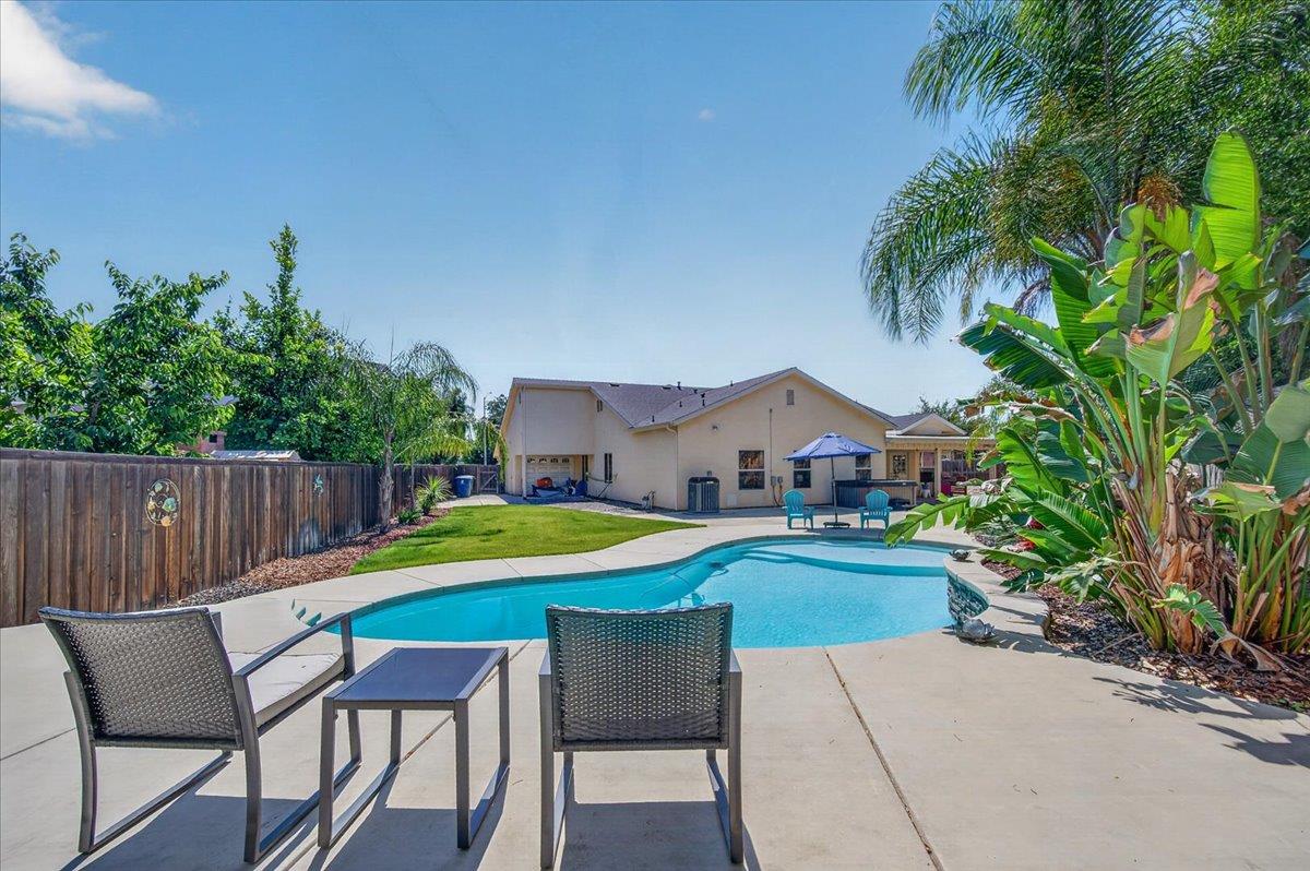 1994 N Cherry Ln, Clovis, CA 93619