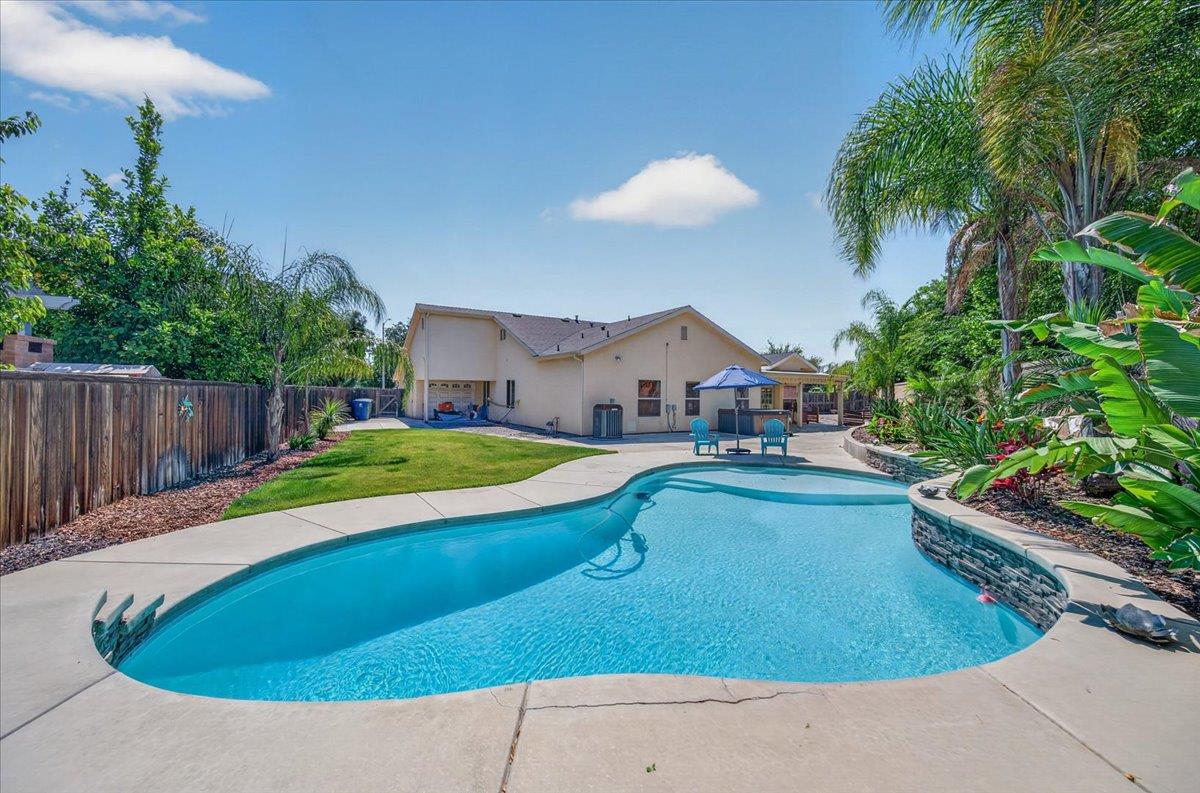 1994 N Cherry Ln, Clovis, CA 93619