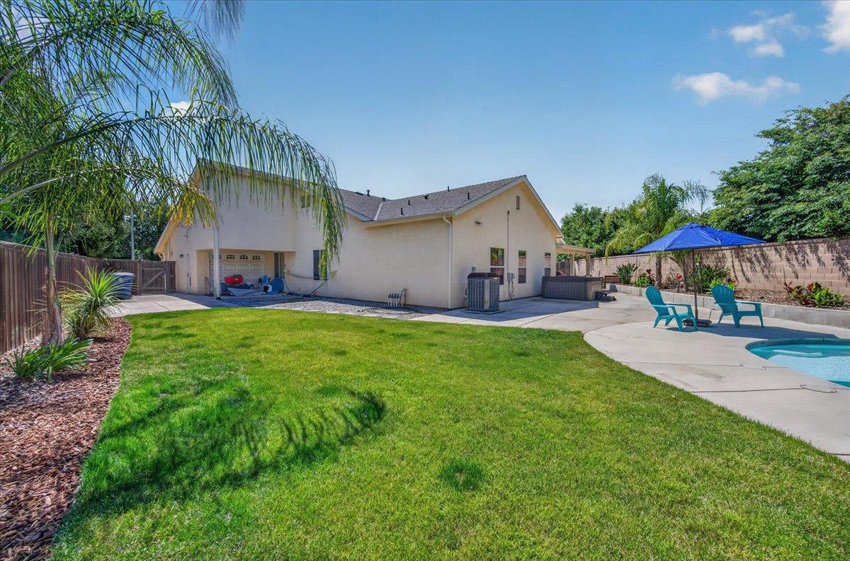 1994 N Cherry Ln, Clovis, CA 93619