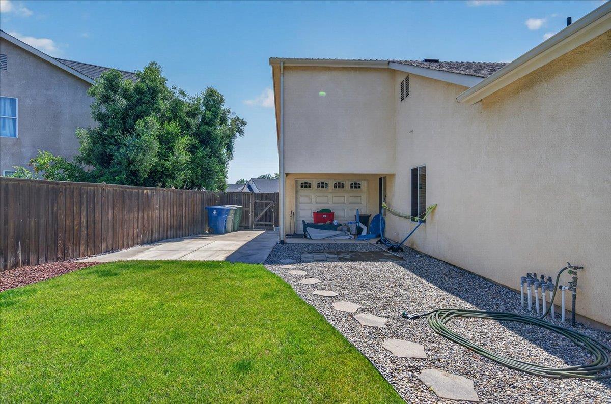 1994 N Cherry Ln, Clovis, CA 93619