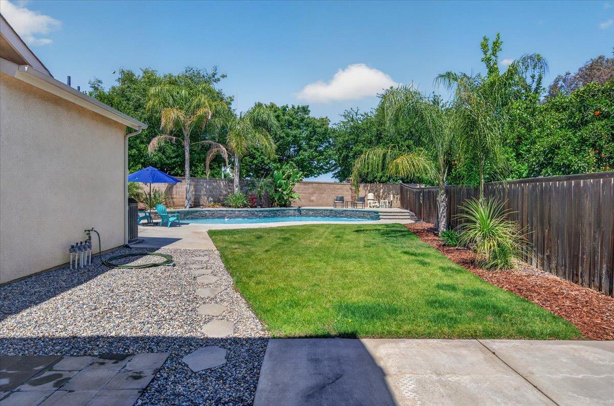 1994 N Cherry Ln, Clovis, CA 93619