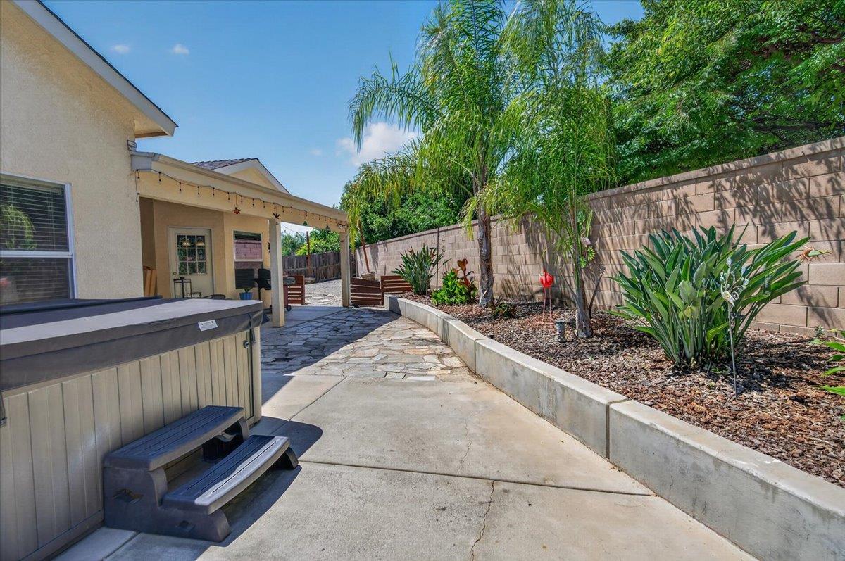 1994 N Cherry Ln, Clovis, CA 93619