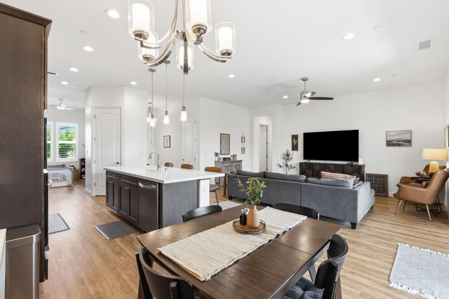 2100 Azalea St, Kingsburg, CA 93631