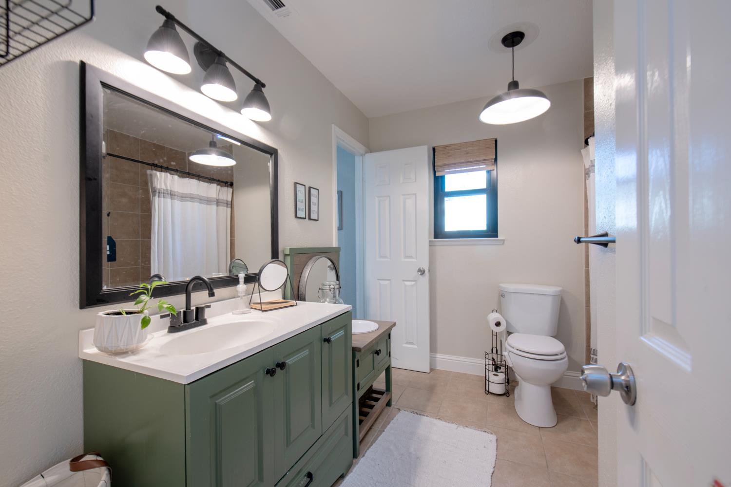 2064 Spruce Ave, Clovis, CA 93611