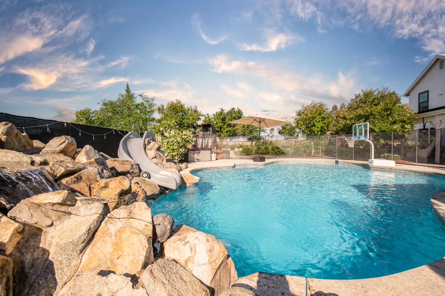 2064 Spruce Ave, Clovis, CA 93611