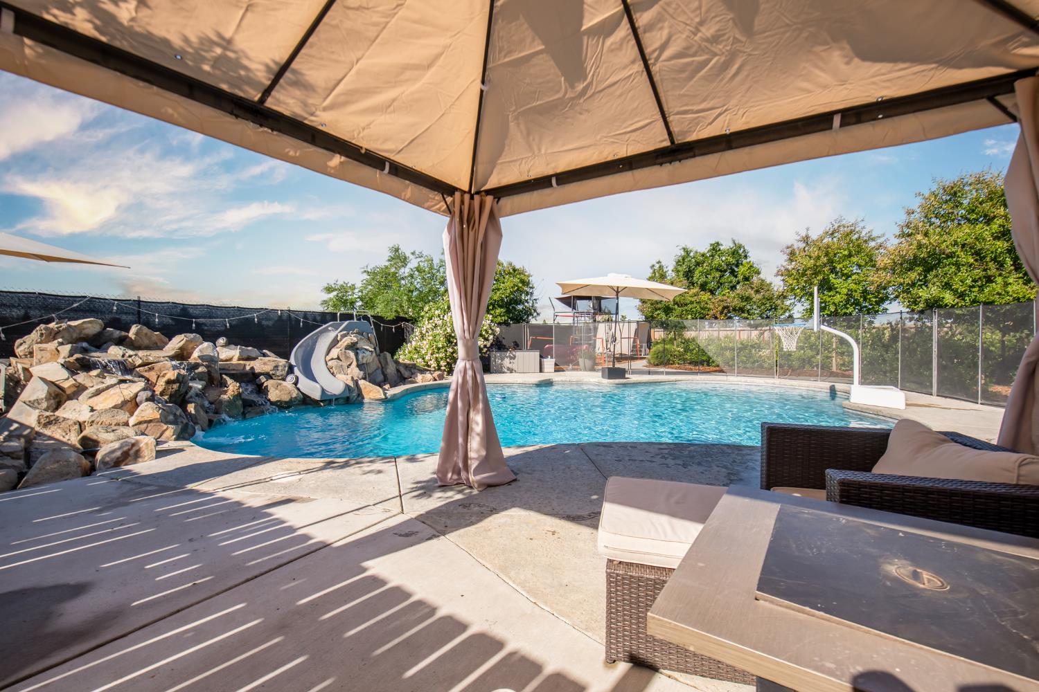 2064 Spruce Ave, Clovis, CA 93611