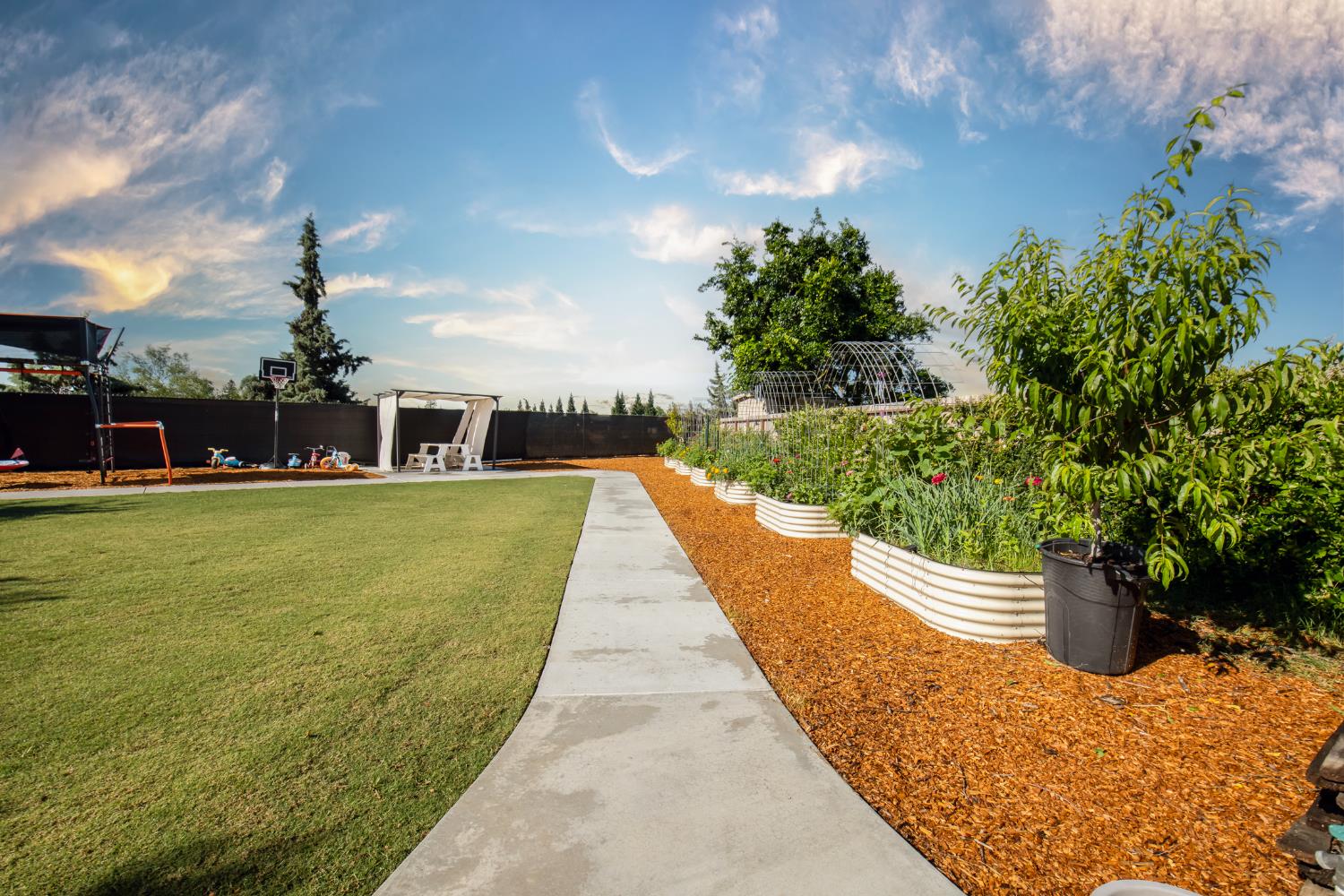 2064 Spruce Ave, Clovis, CA 93611