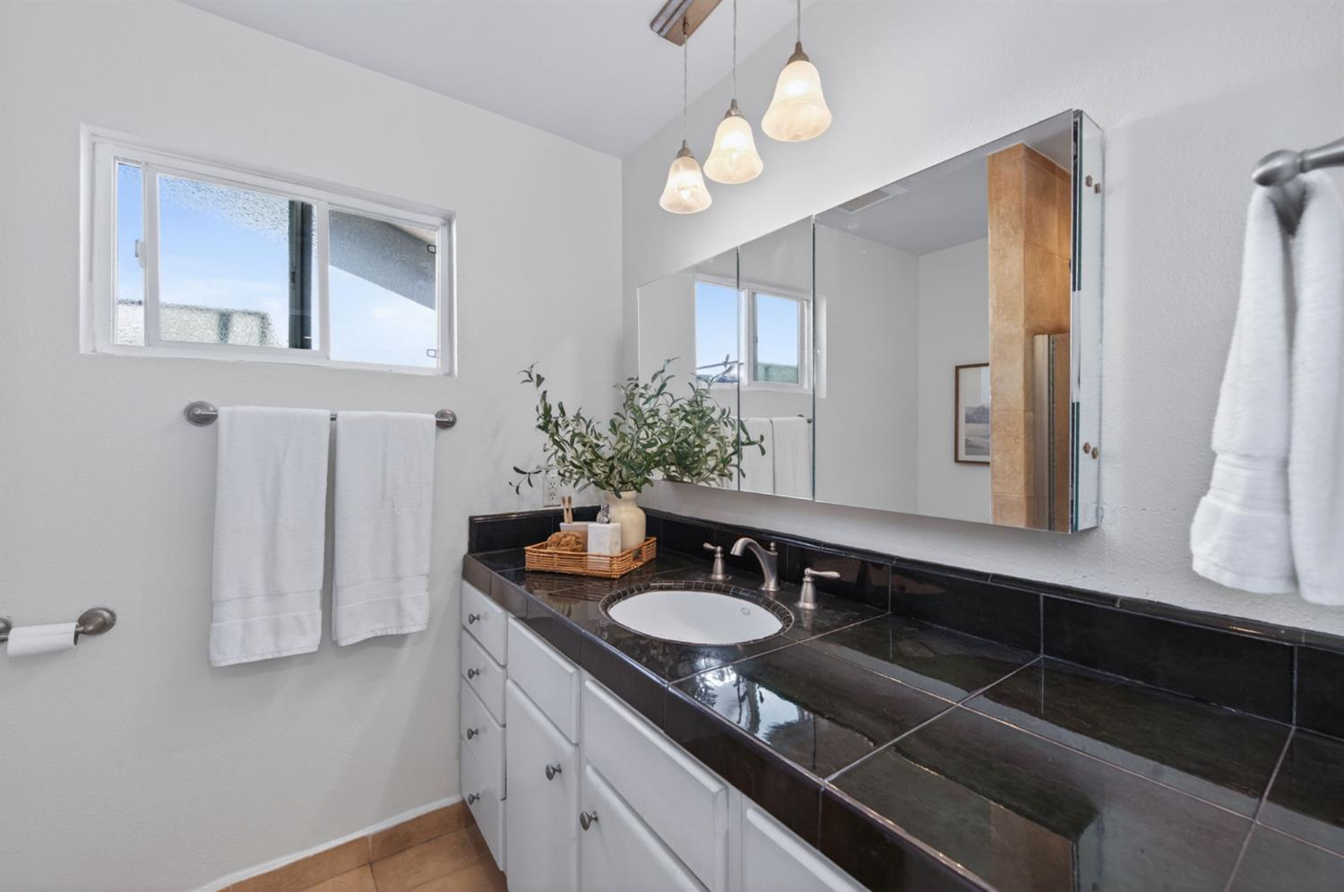 1153 Menlo Ave, Clovis, CA 93612