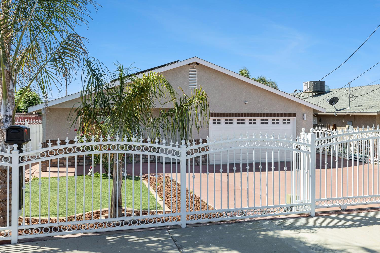 408 W San Joaquin St, Avenal, CA 93204