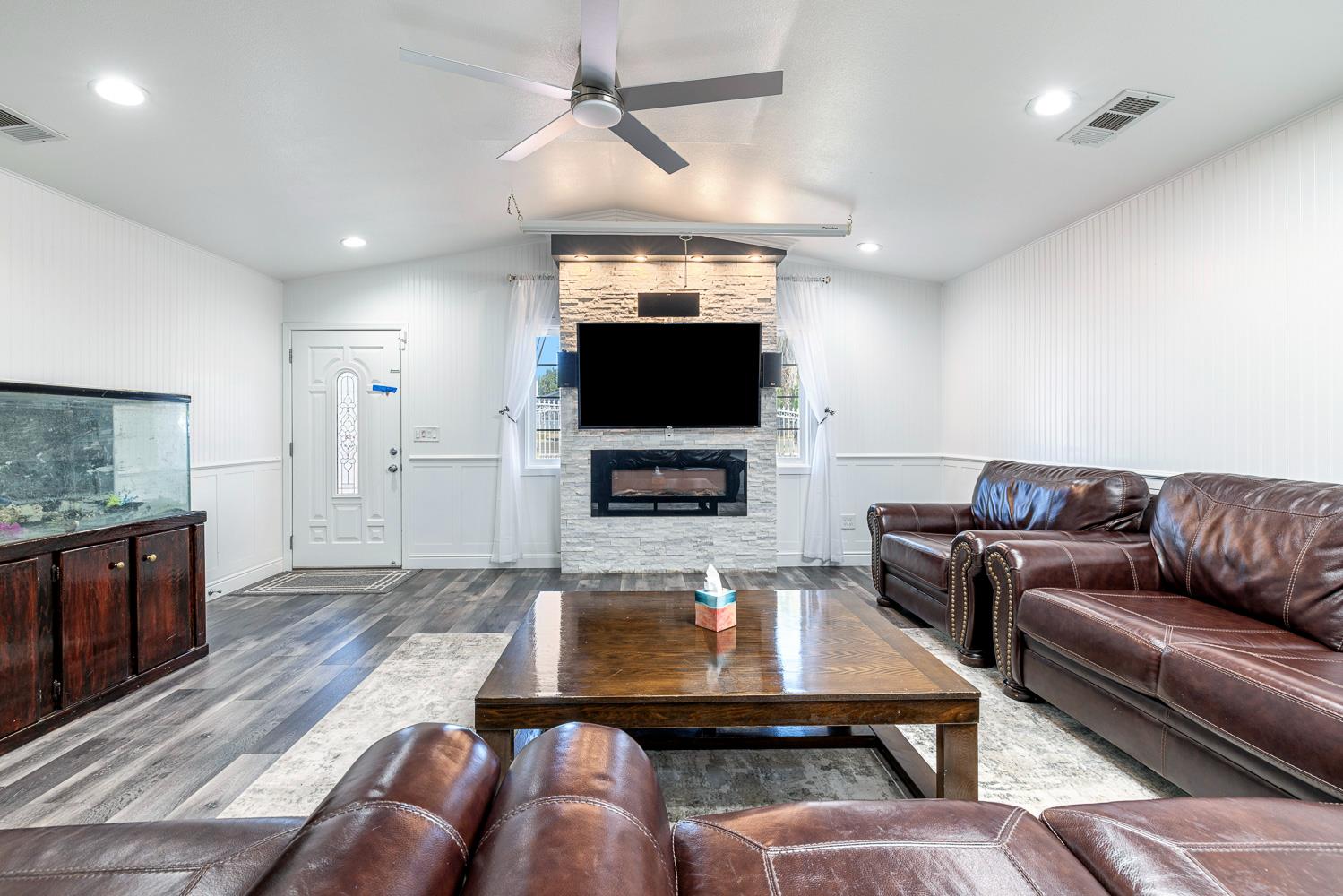 408 W San Joaquin St, Avenal, CA 93204