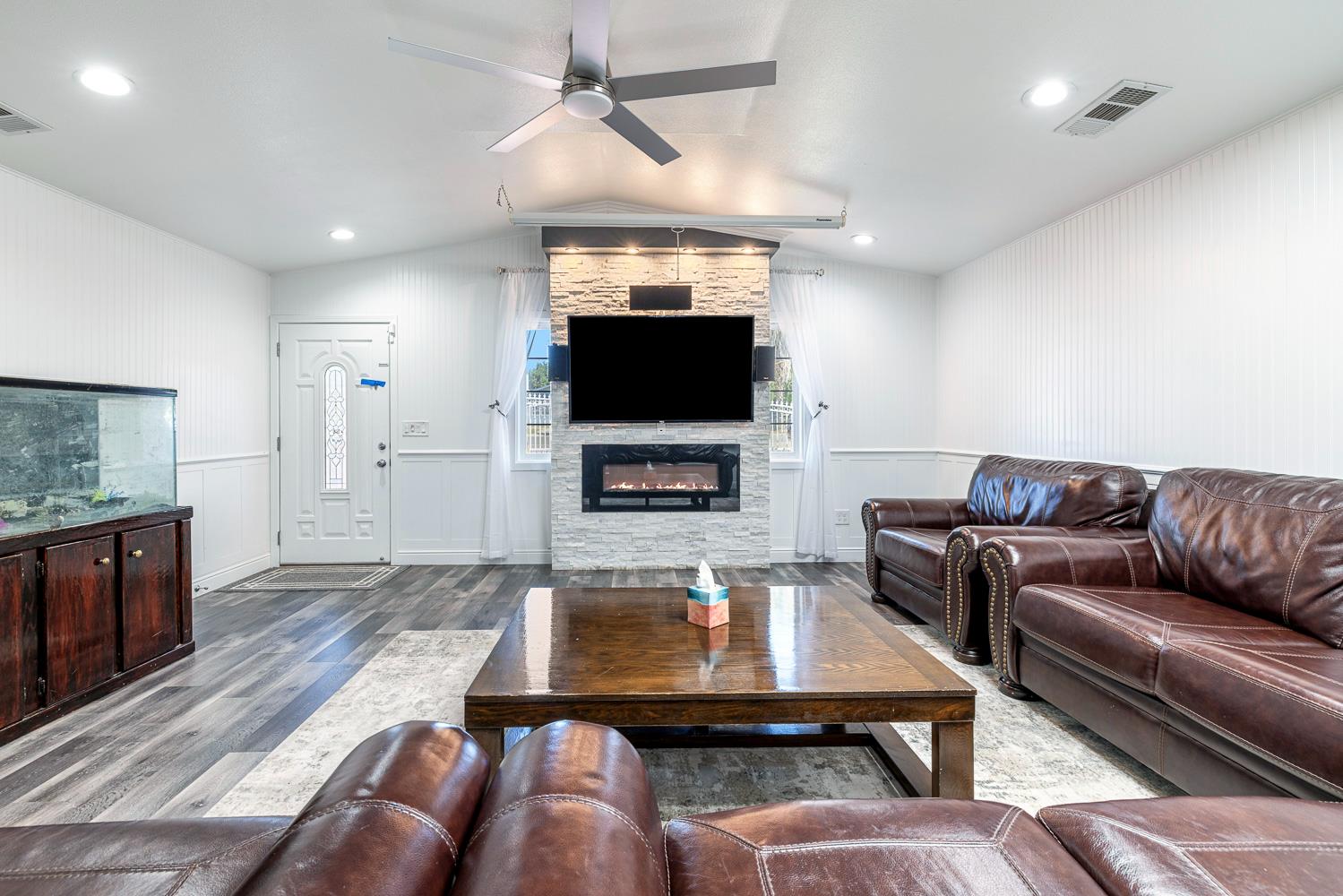 408 W San Joaquin St, Avenal, CA 93204