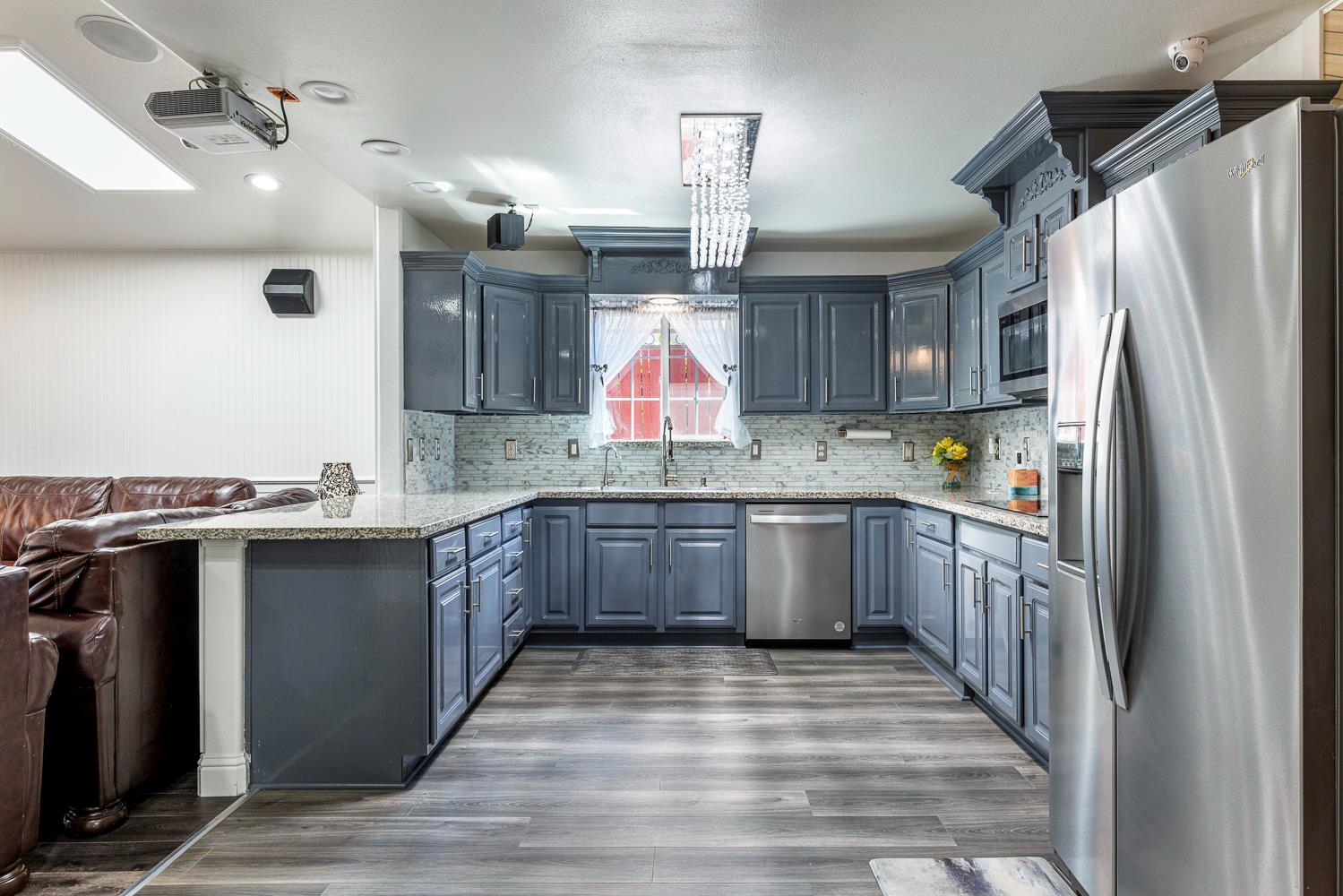 408 W San Joaquin St, Avenal, CA 93204