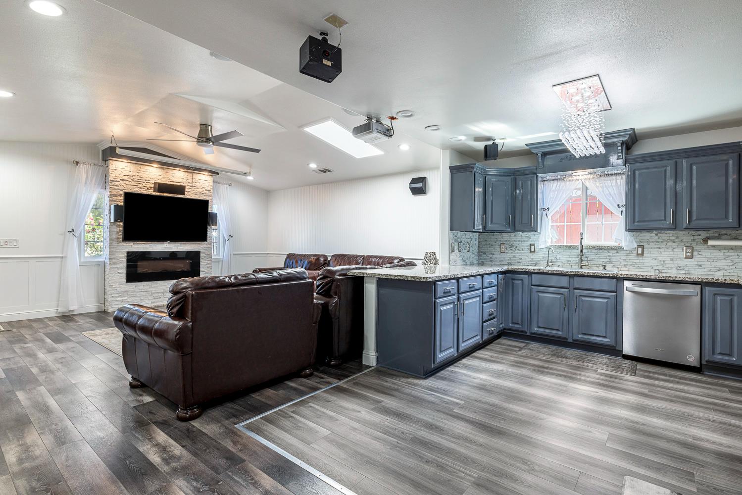 408 W San Joaquin St, Avenal, CA 93204