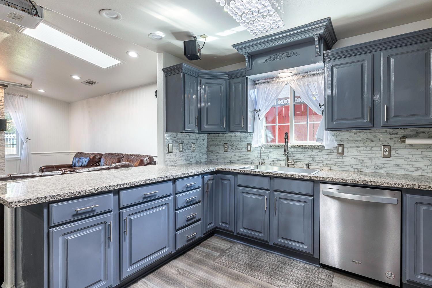 408 W San Joaquin St, Avenal, CA 93204