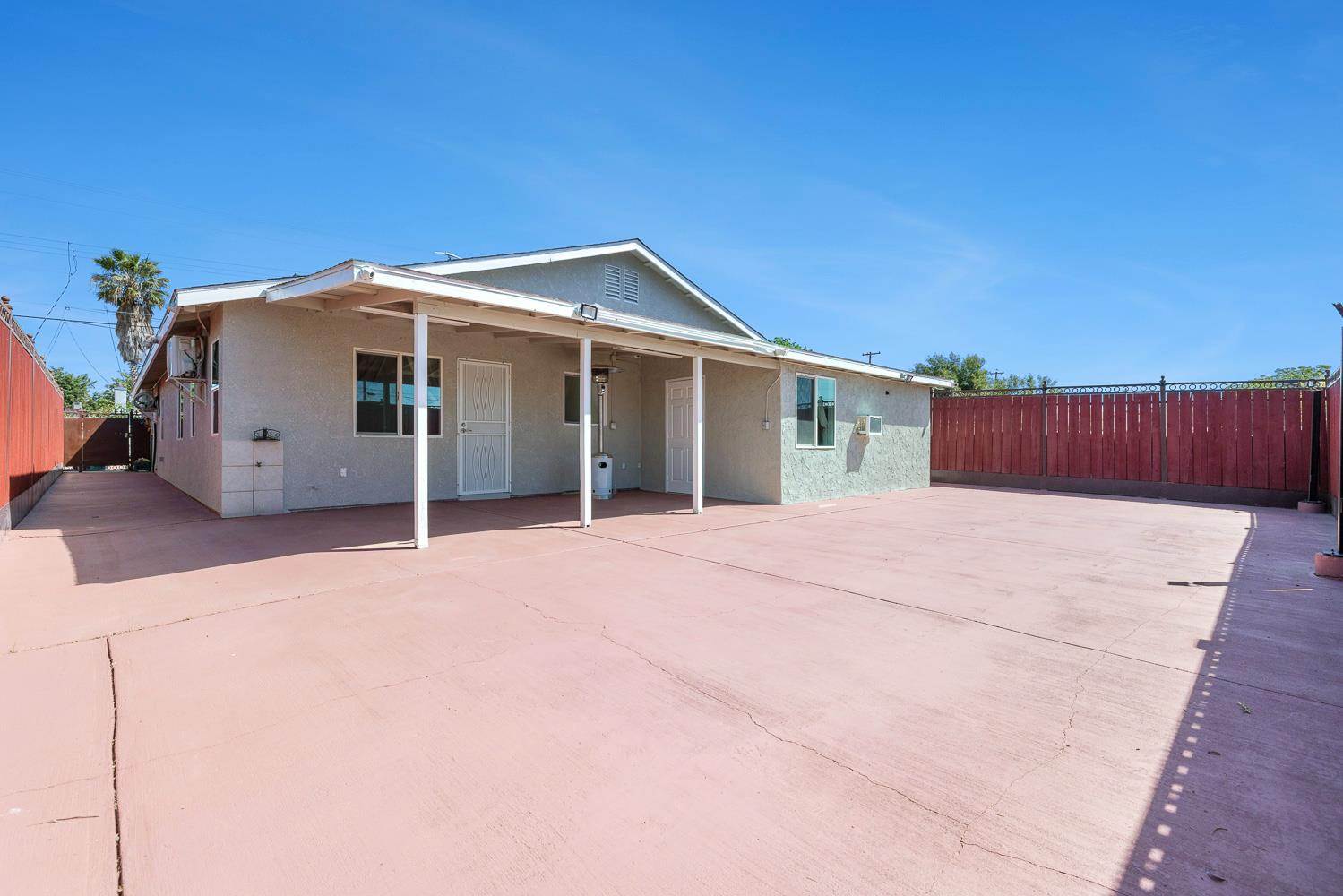 408 W San Joaquin St, Avenal, CA 93204