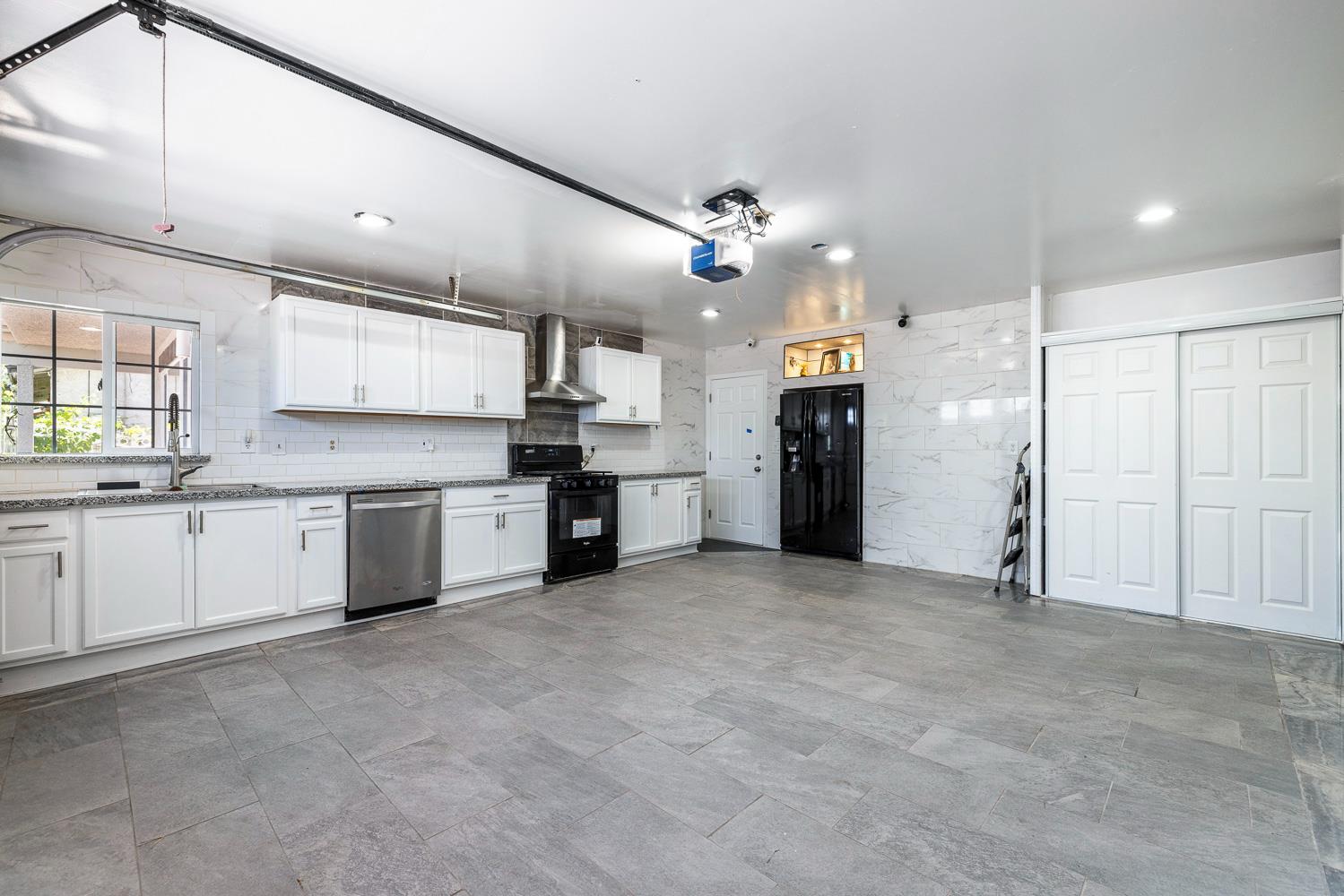 408 W San Joaquin St, Avenal, CA 93204