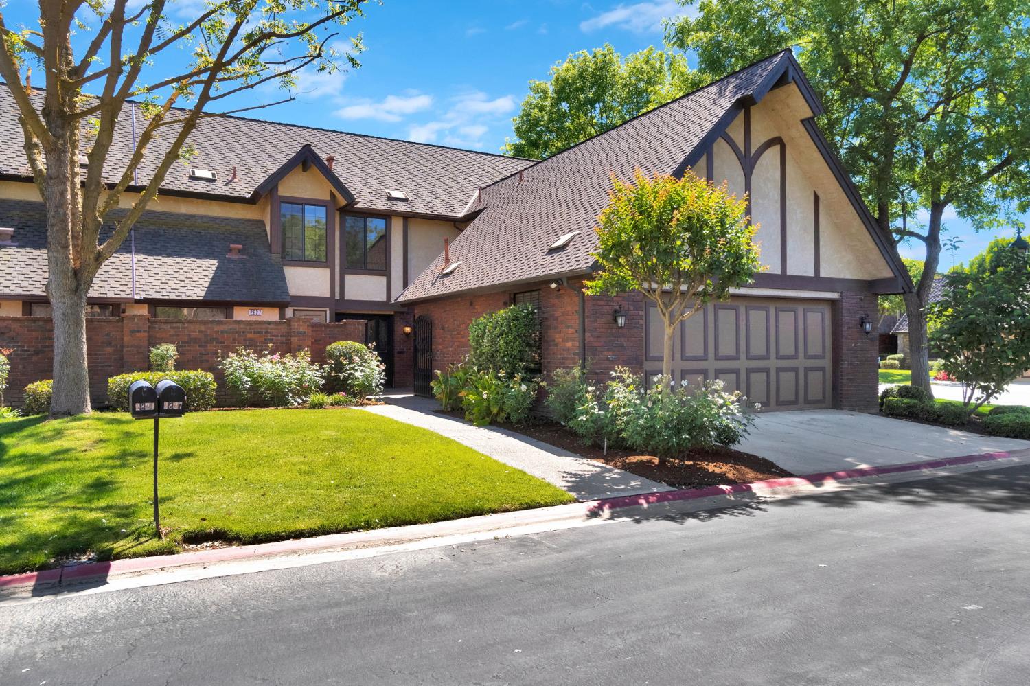 2827 W Compton Ct, Fresno, CA 93711