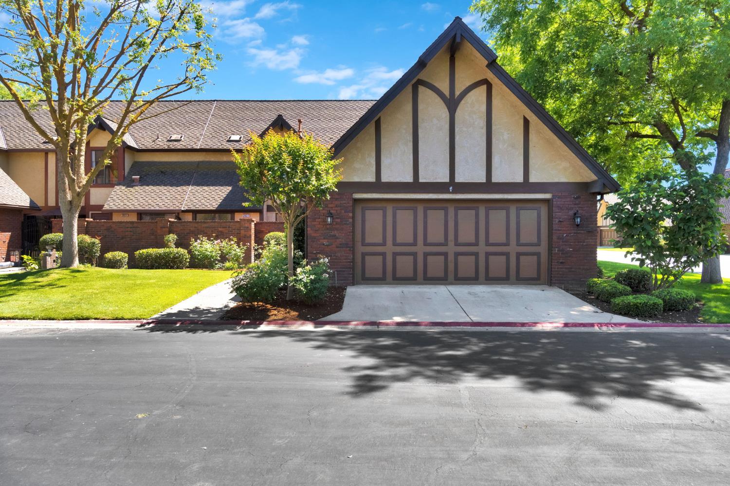 2827 W Compton Ct, Fresno, CA 93711