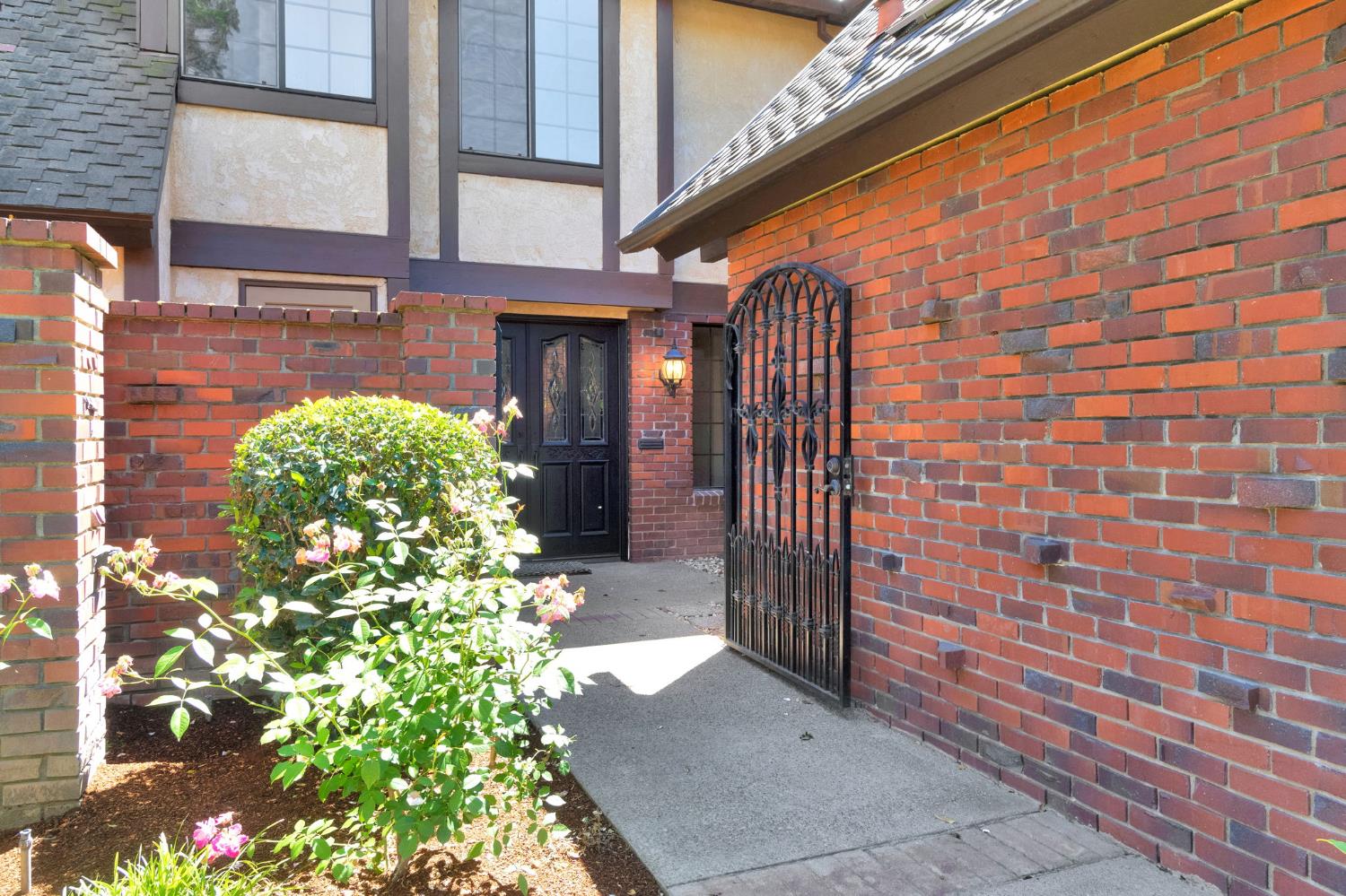 2827 W Compton Ct, Fresno, CA 93711