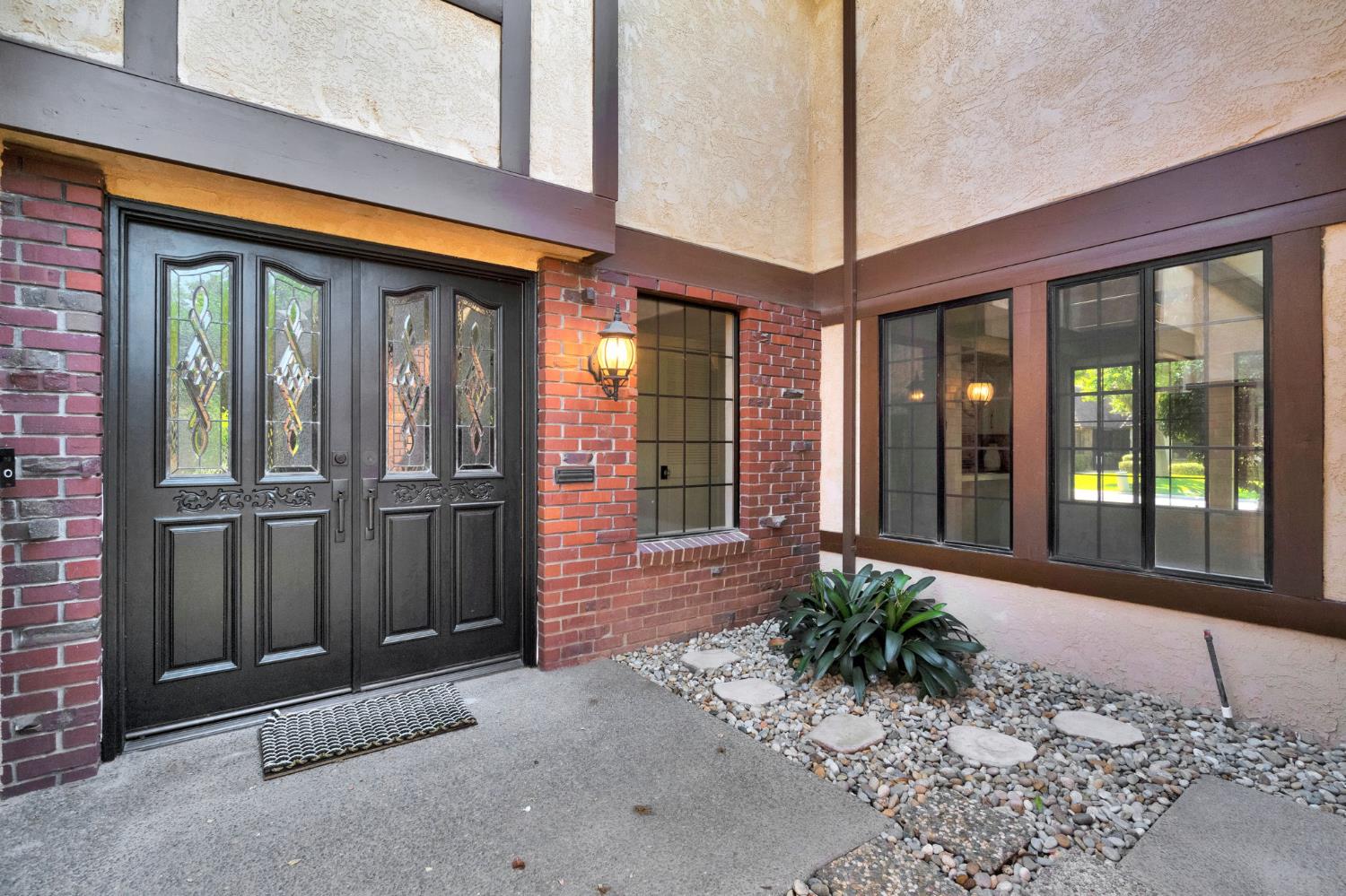 2827 W Compton Ct, Fresno, CA 93711