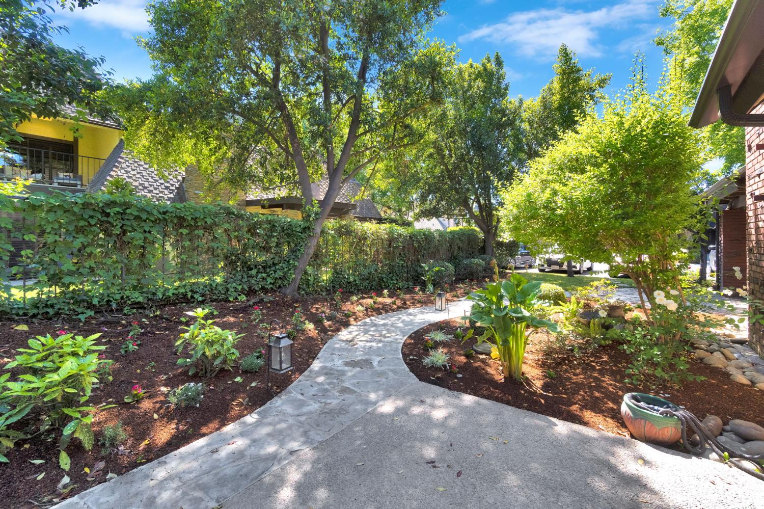 2827 W Compton Ct, Fresno, CA 93711