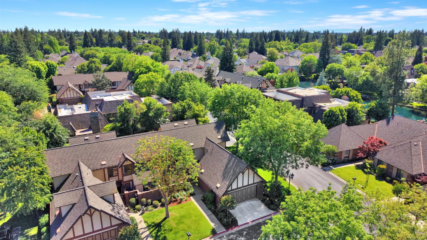 2827 W Compton Ct, Fresno, CA 93711