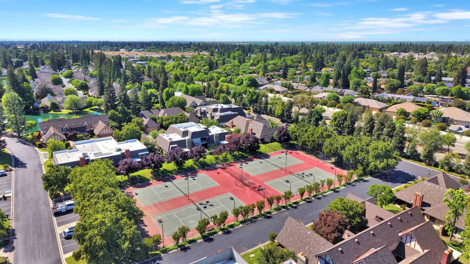 2827 W Compton Ct, Fresno, CA 93711