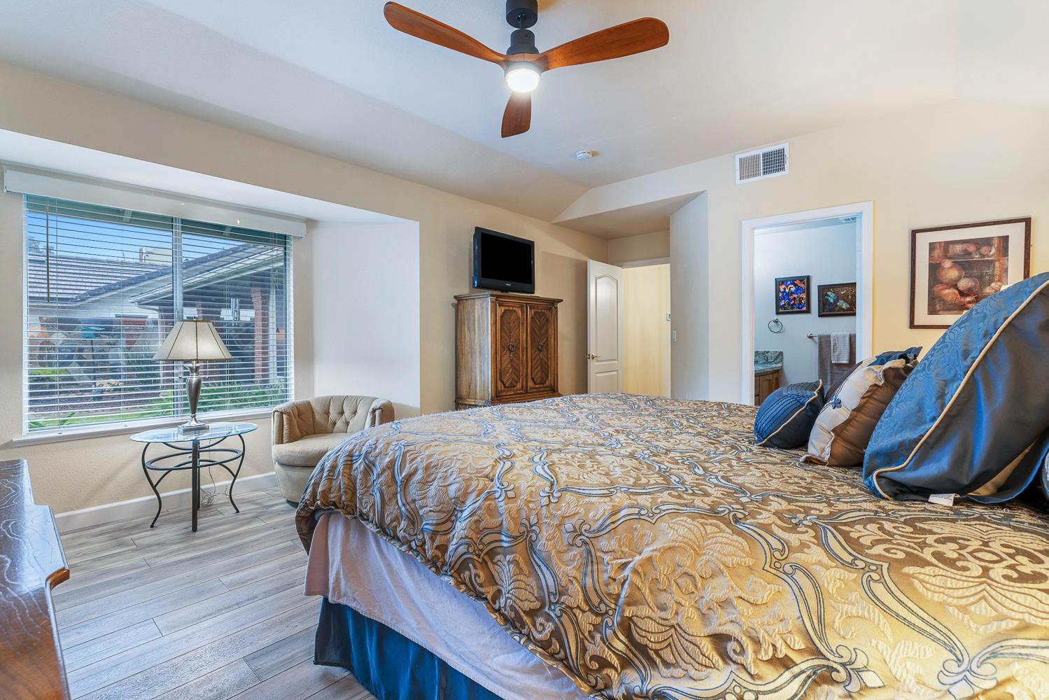 7587 N Spalding Ave, Fresno, CA 93720