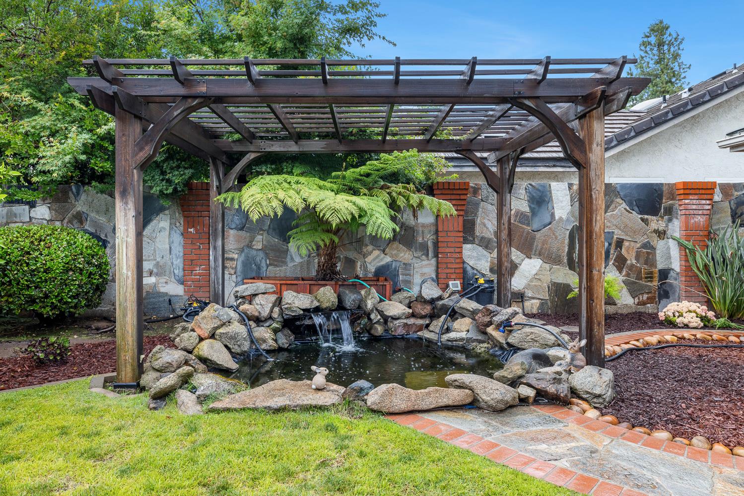 7587 N Spalding Ave, Fresno, CA 93720