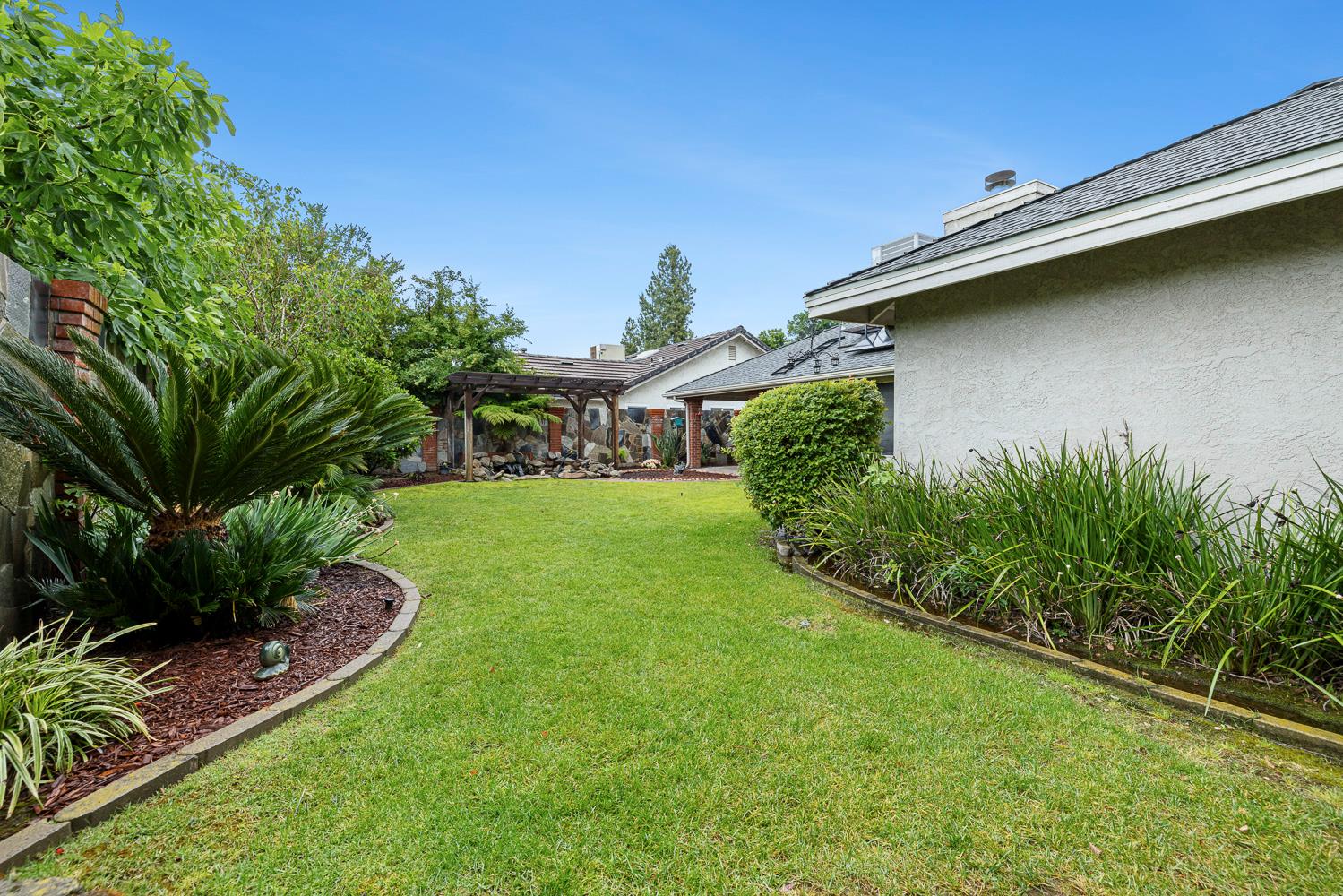 7587 N Spalding Ave, Fresno, CA 93720