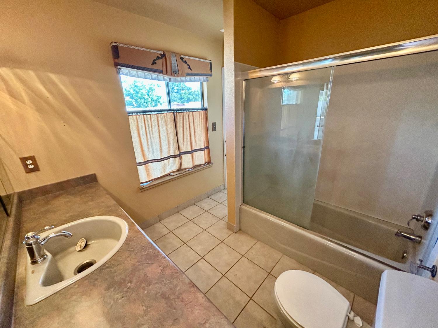 55 oxford Ave, Clovis, CA 93612