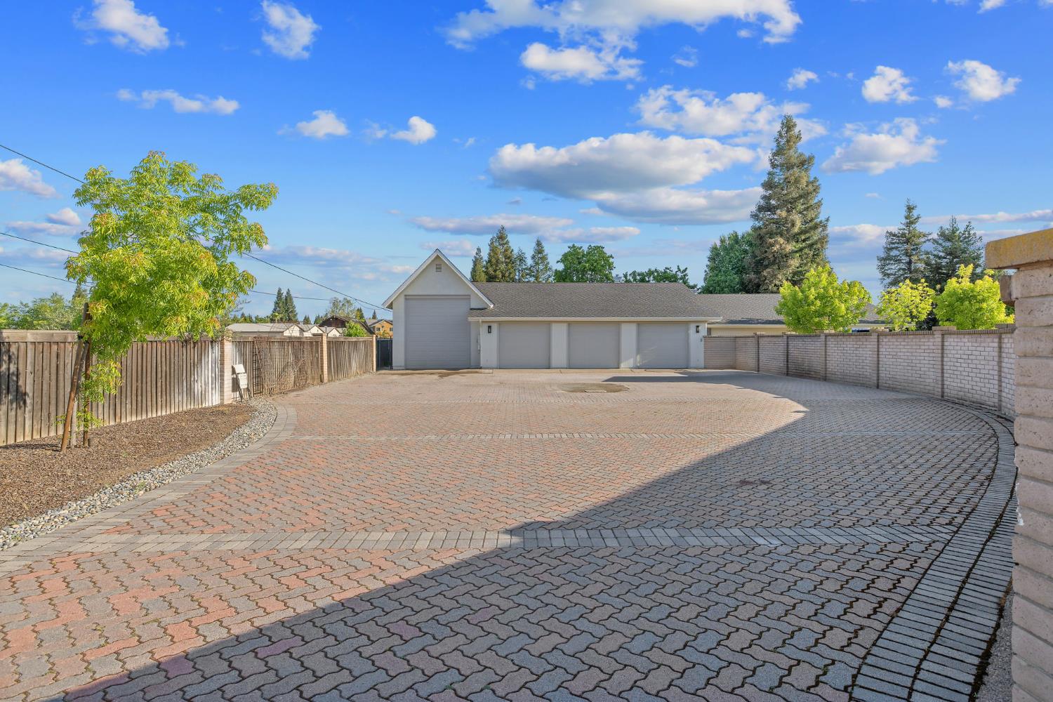 2033 Alluvial Ave, Clovis, CA 93611