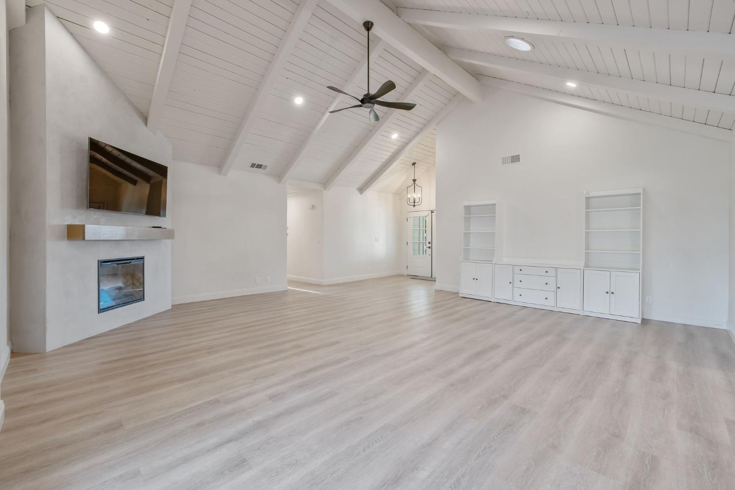 2033 Alluvial Ave, Clovis, CA 93611