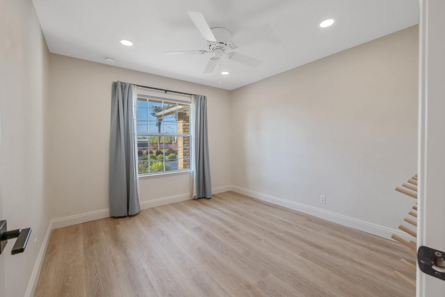 2033 Alluvial Ave, Clovis, CA 93611