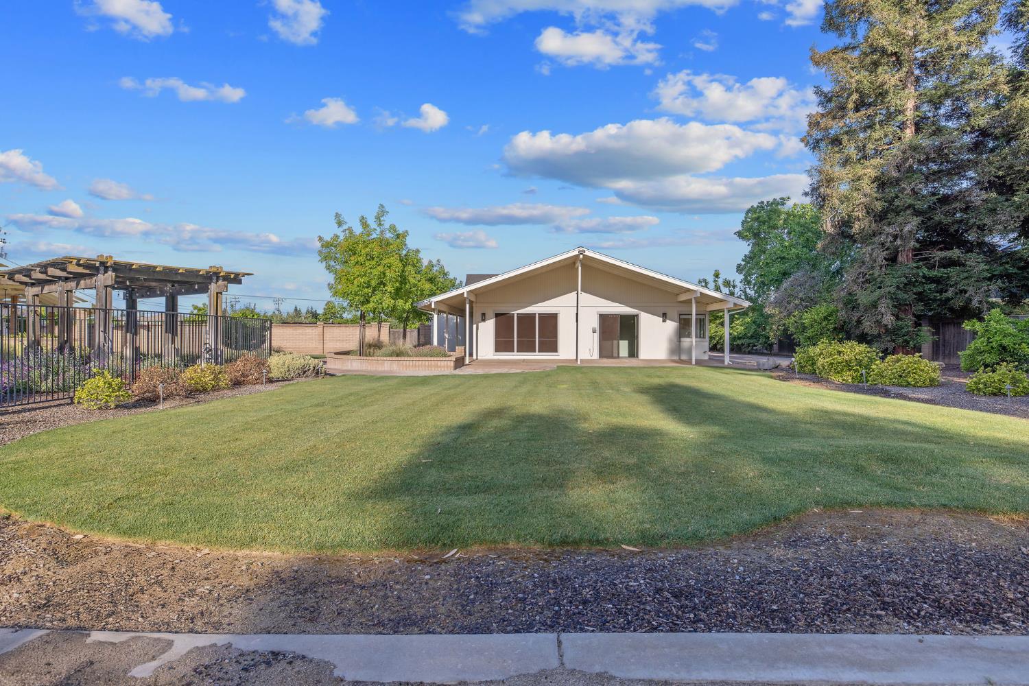 2033 Alluvial Ave, Clovis, CA 93611