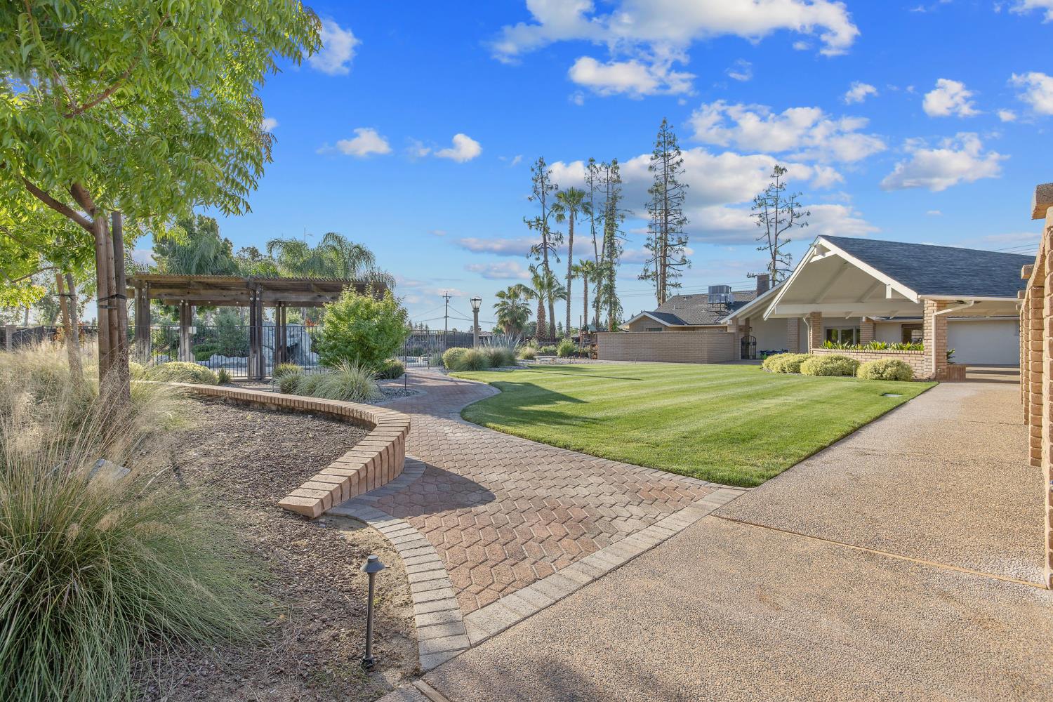 2033 Alluvial Ave, Clovis, CA 93611