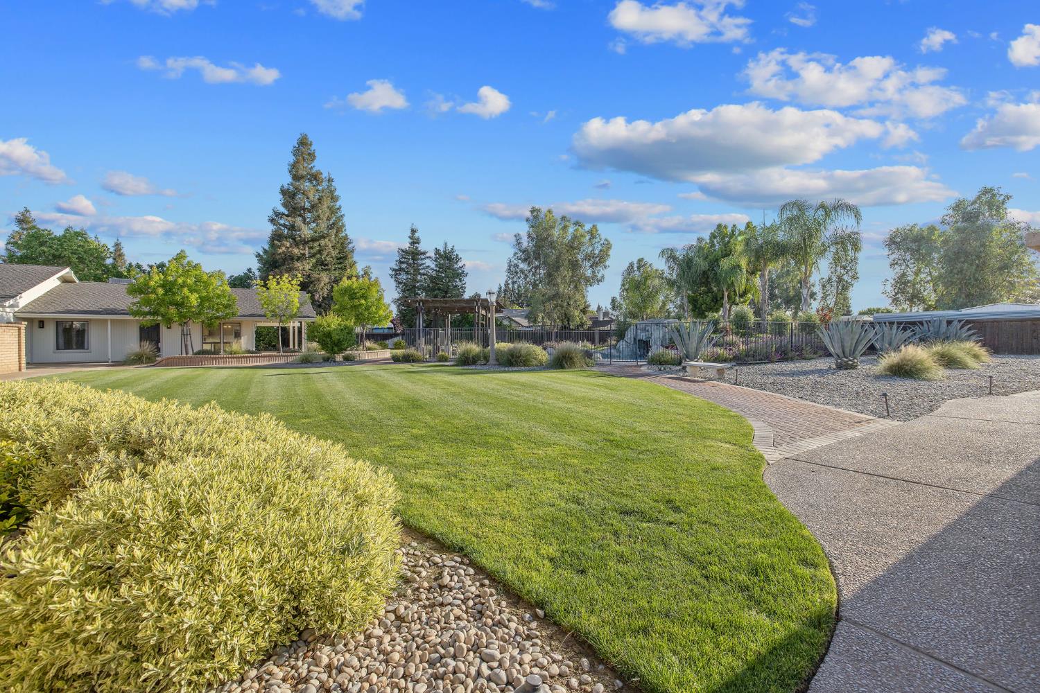 2033 Alluvial Ave, Clovis, CA 93611