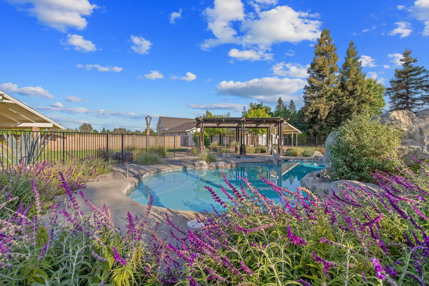 2033 Alluvial Ave, Clovis, CA 93611