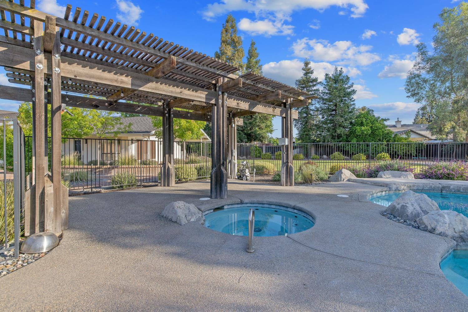 2033 Alluvial Ave, Clovis, CA 93611