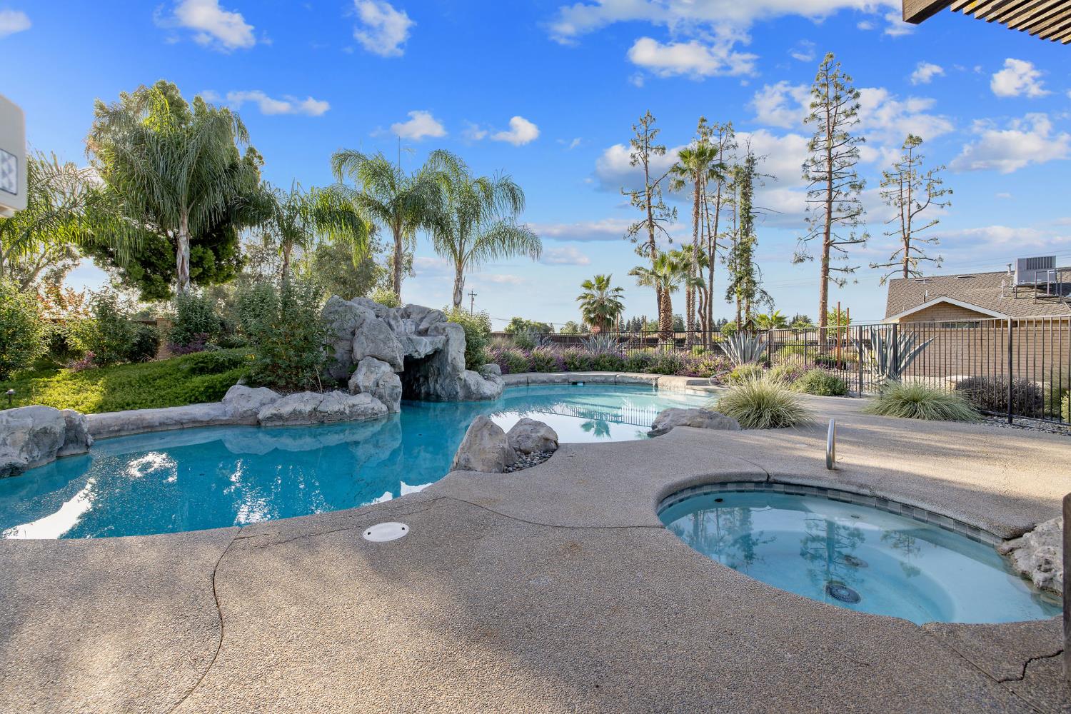 2033 Alluvial Ave, Clovis, CA 93611