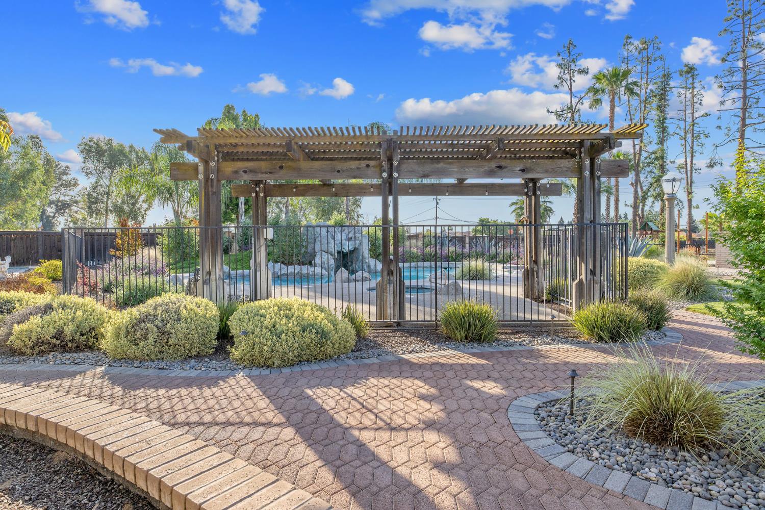 2033 Alluvial Ave, Clovis, CA 93611