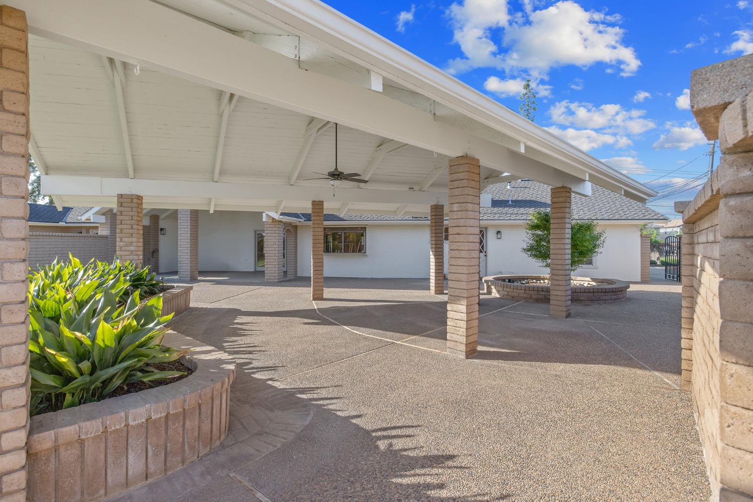 2033 Alluvial Ave, Clovis, CA 93611