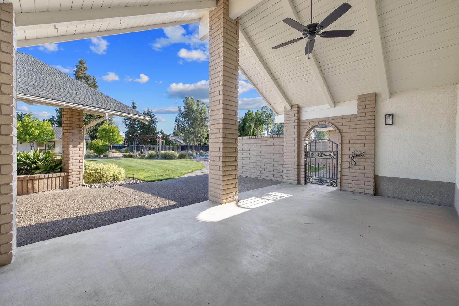 2033 Alluvial Ave, Clovis, CA 93611