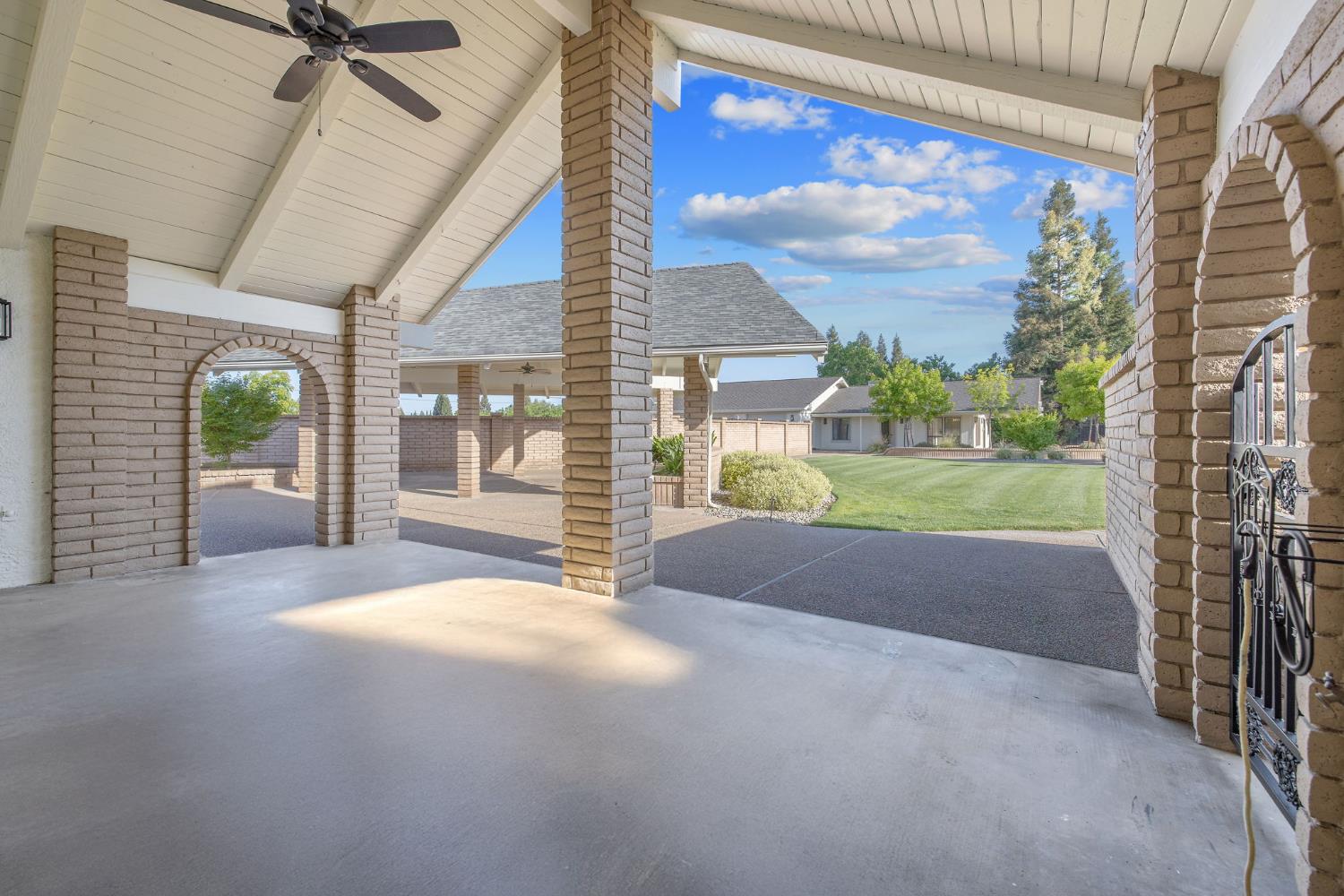 2033 Alluvial Ave, Clovis, CA 93611