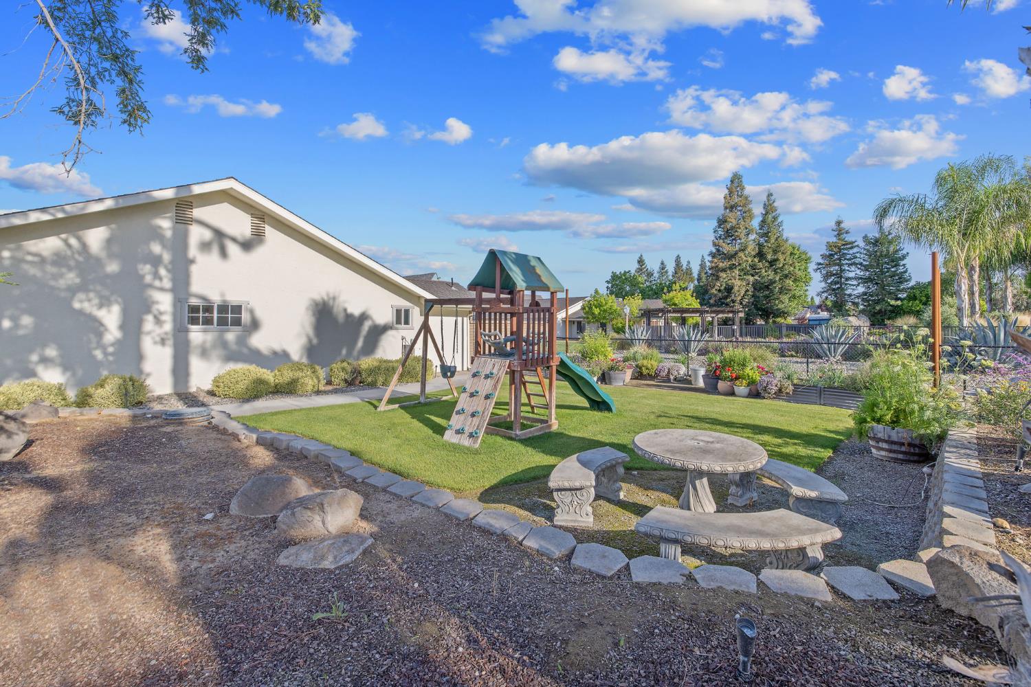 2033 Alluvial Ave, Clovis, CA 93611