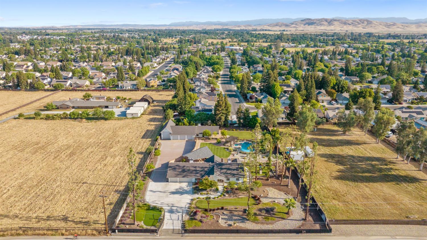 2033 Alluvial Ave, Clovis, CA 93611