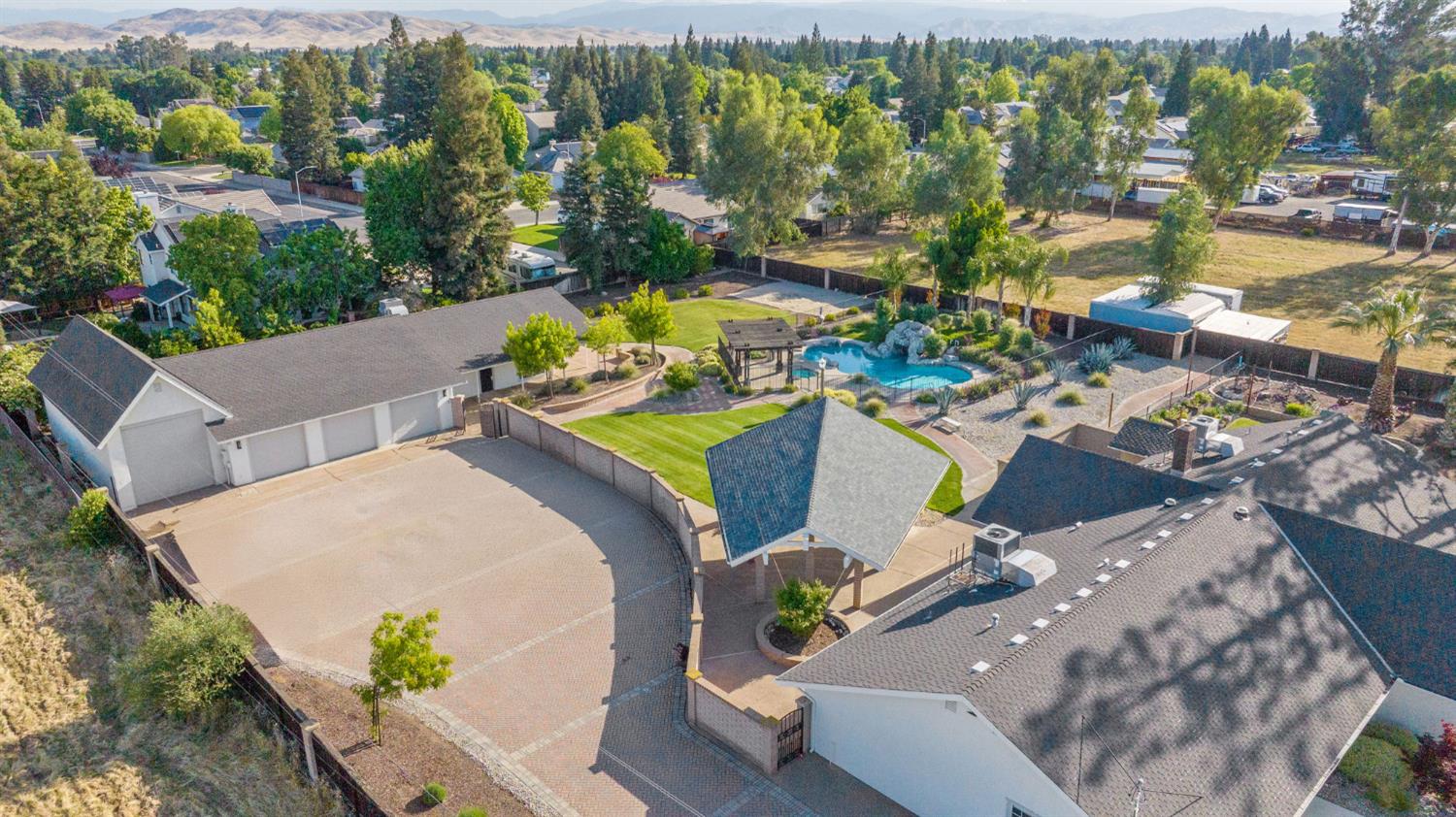 2033 Alluvial Ave, Clovis, CA 93611