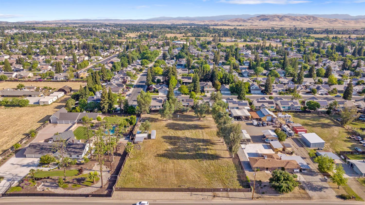 2033 Alluvial Ave, Clovis, CA 93611