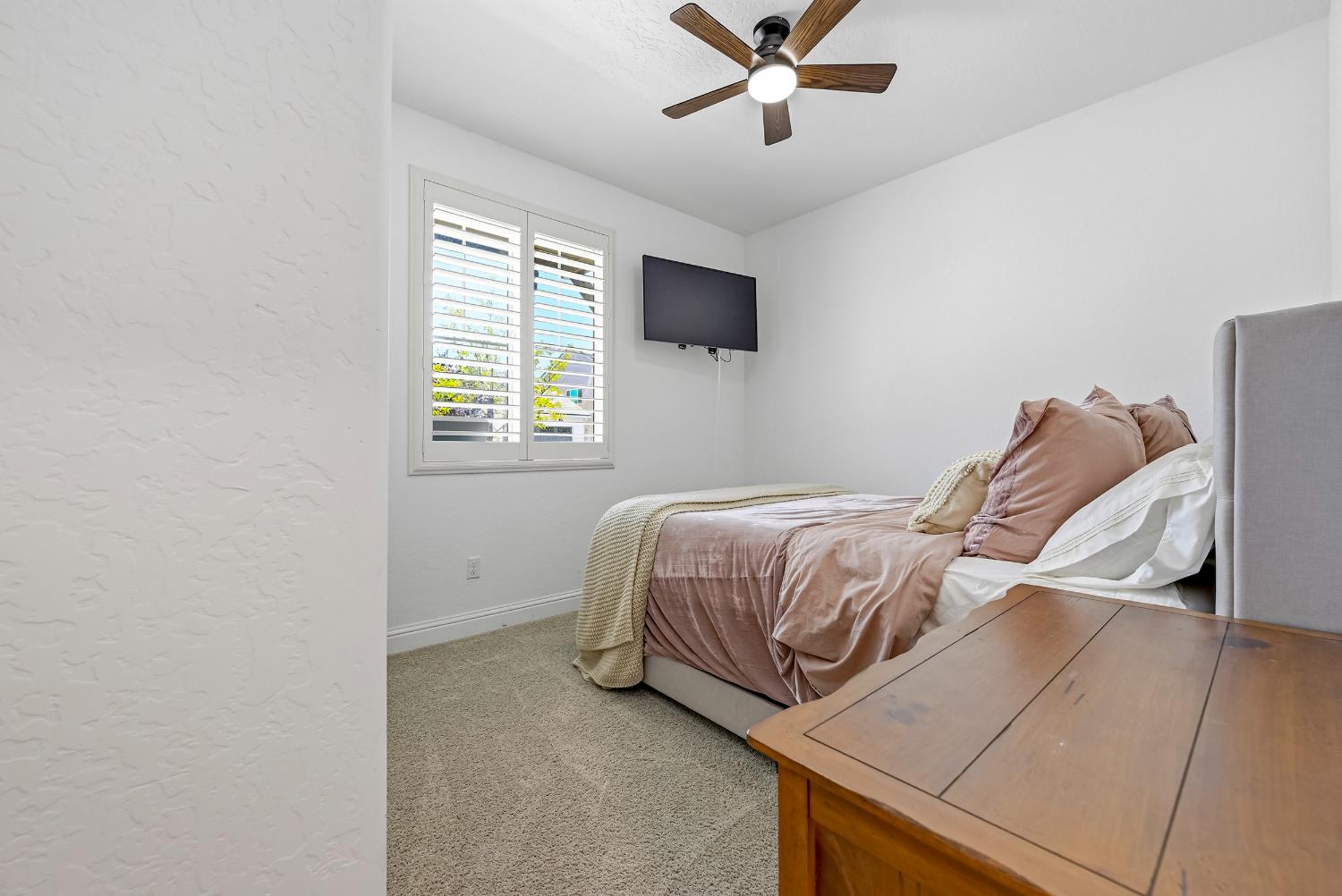 324 Huntington Ave S, Madera, CA 93636