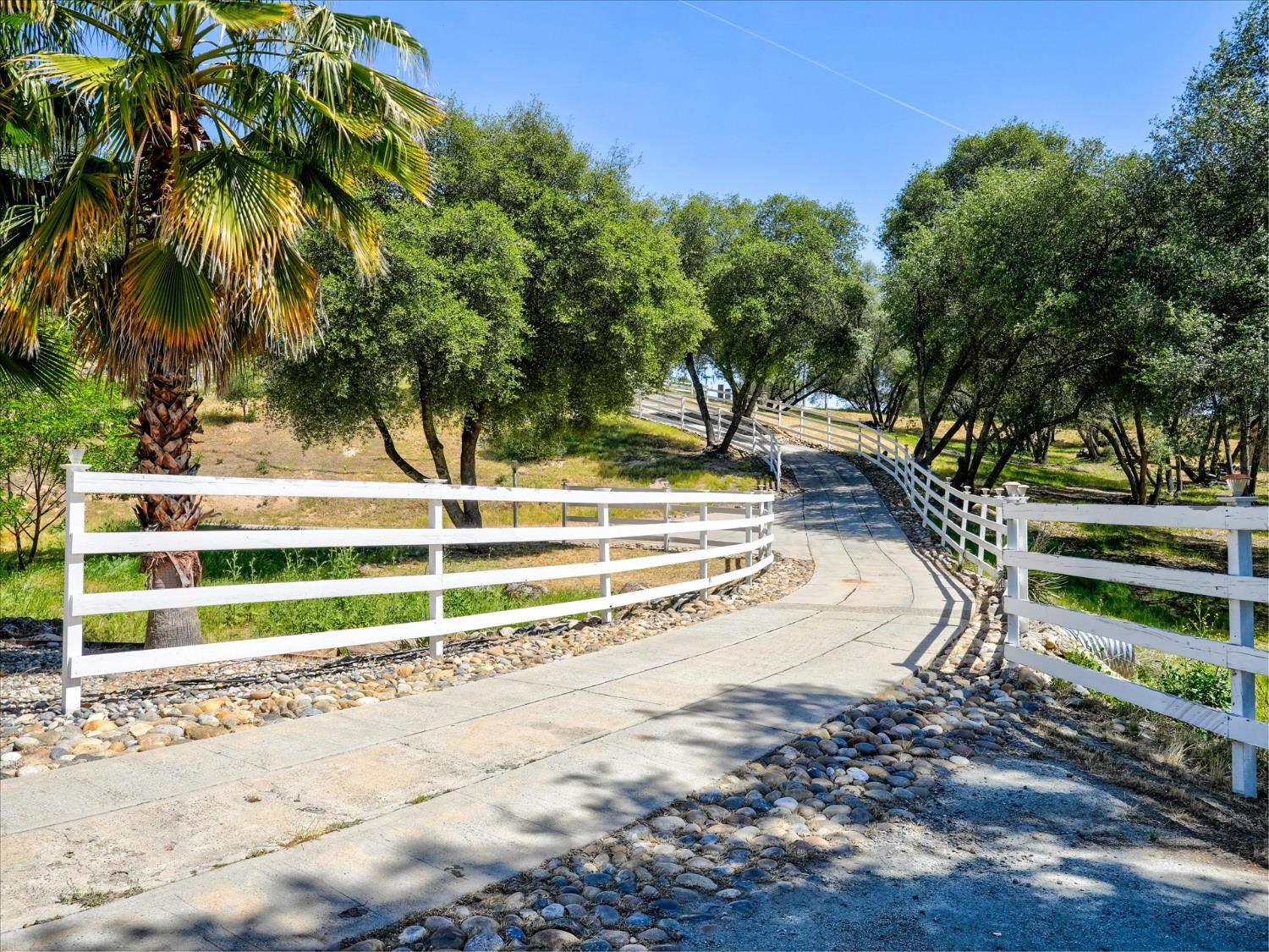45858 Old Corral Rd, Oakhurst, CA 93614